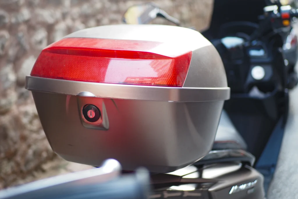 Top-case moto fermé avec barillet de serrure, exemple de coffre de moto pouvant rester bloqué sans clé