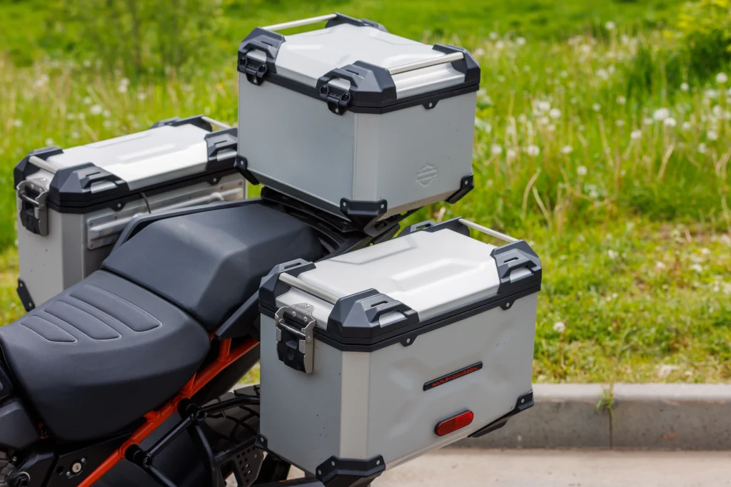 Moto équipée d’un top-case et de valises latérales aluminium pour le transport de bagages