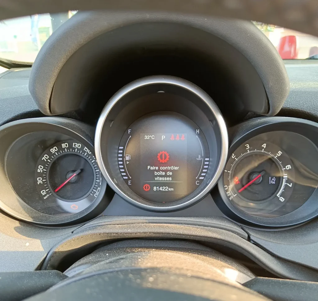 Tableau de bord d’une Fiat 500 affichant le message « Faire contrôler boîte de vitesses »