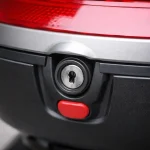 Comment ouvrir un top case sans clé sans tout casser ?