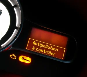 Message antipollution à contrôler affiché sur le tableau de bord d’une Renault Scénic 3
