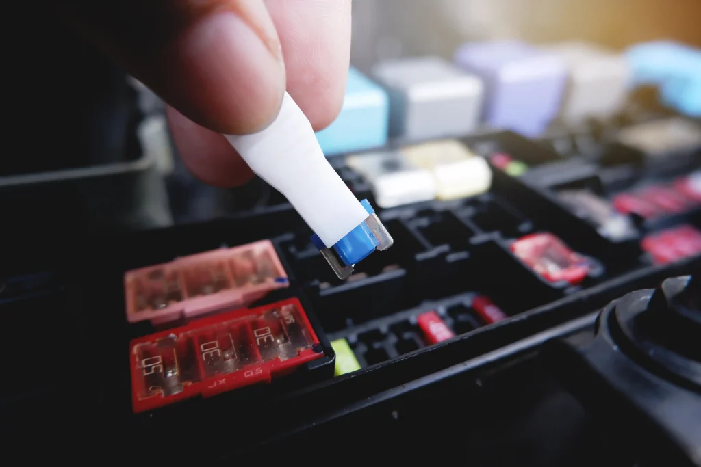 Boîtier à fusibles sous le capot ouvert pour vérifier les feux de croisement