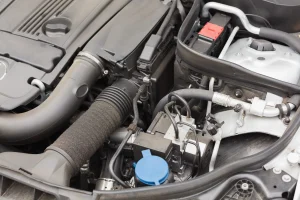 Vue du compartiment moteur au niveau de l’admission sur un Peugeot Expert 2.0 HDi 120