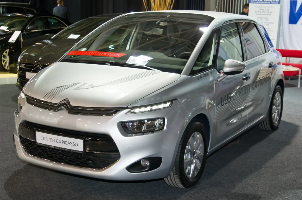 Alt : Citroën C4 Picasso gris vu de face lors d’un salon automobile