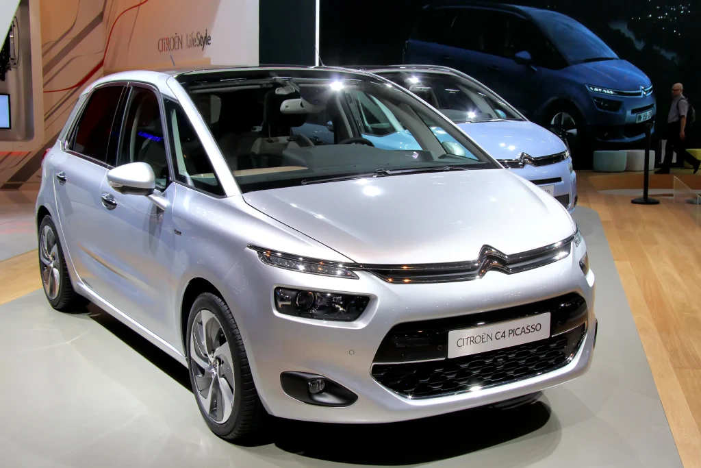 Citroën C4 Picasso gris exposé lors d’un salon automobile