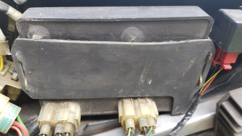 Gros plan d’un boîtier CDI avec ses connecteurs branchés sur le faisceau