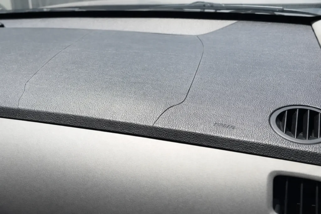 Tableau de bord fissuré près de l’airbag passager avant contrôle technique