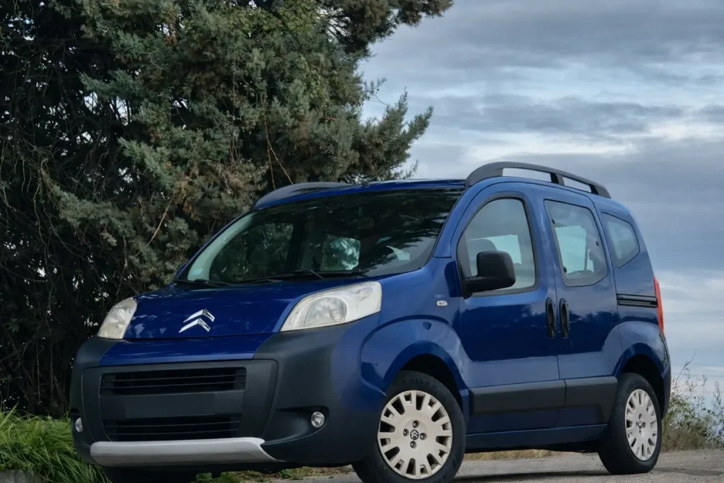 Citroën Nemo bleu photographié de trois quarts avant sans plaque visible