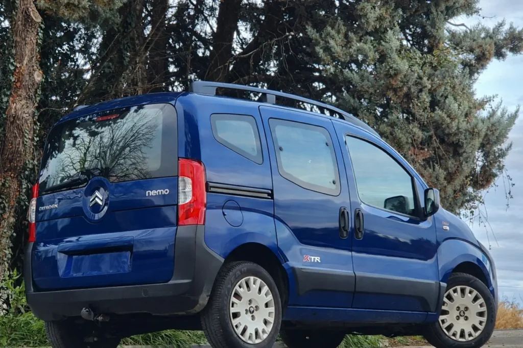 Citroën Nemo bleu photographié de trois quarts arrière sans plaque visible