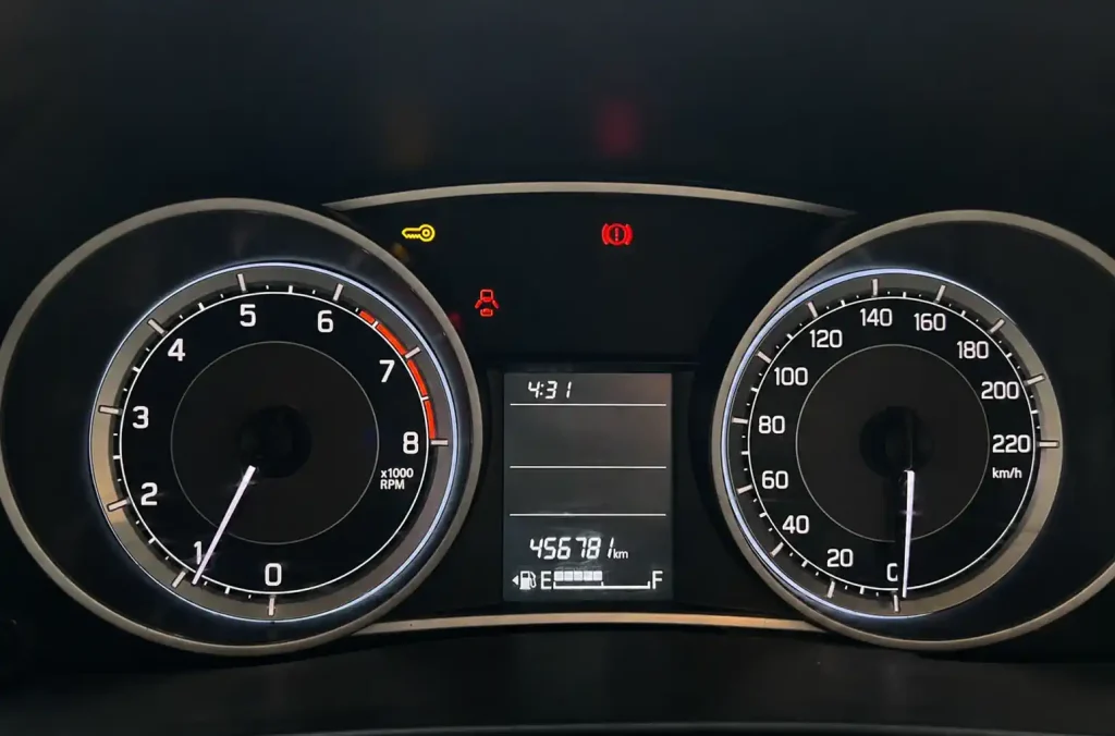 Tableau de bord Suzuki Swift avec voyant orange clé et voyants allumés