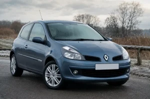 Main vérifiant le niveau de liquide de refroidissement sous le capot d’une Clio 3