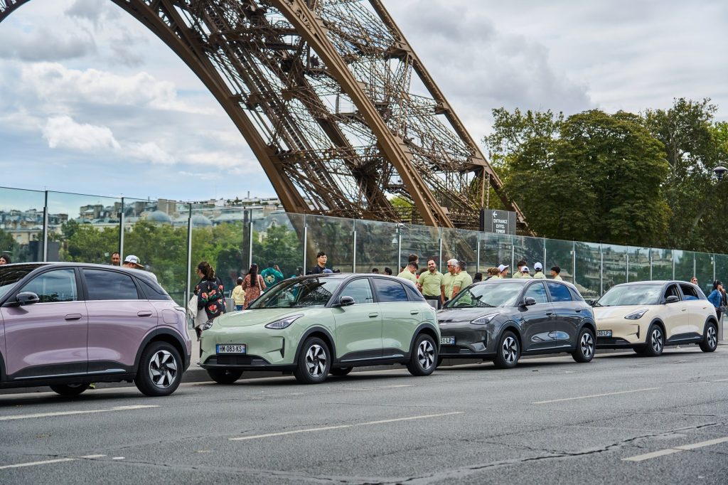 Plusieurs Geely E2 alignées au pied de la Tour Eiffel lors du Village GEELY à Paris