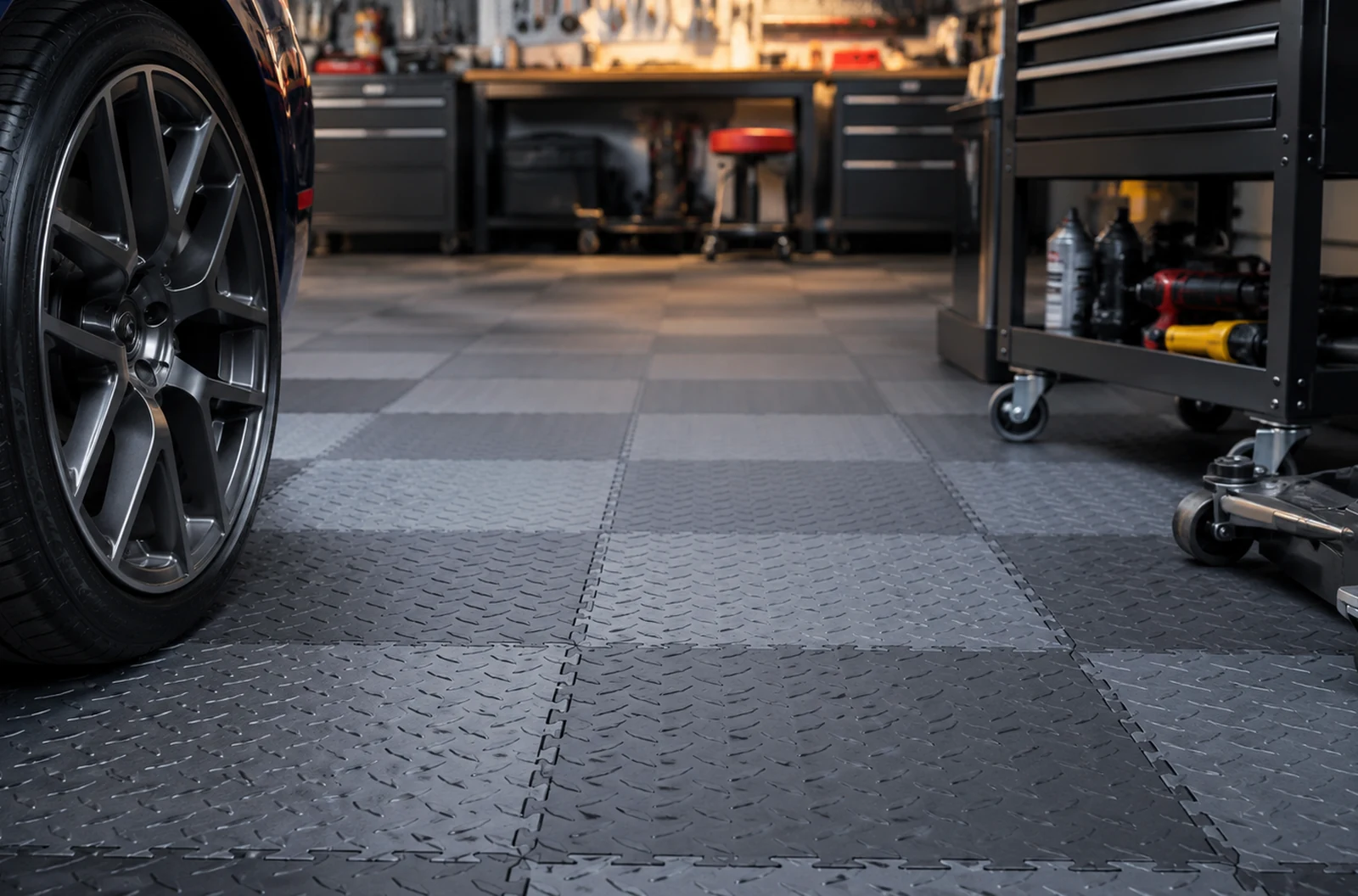 Sol de garage en dalles clipsables dans un atelier automobile