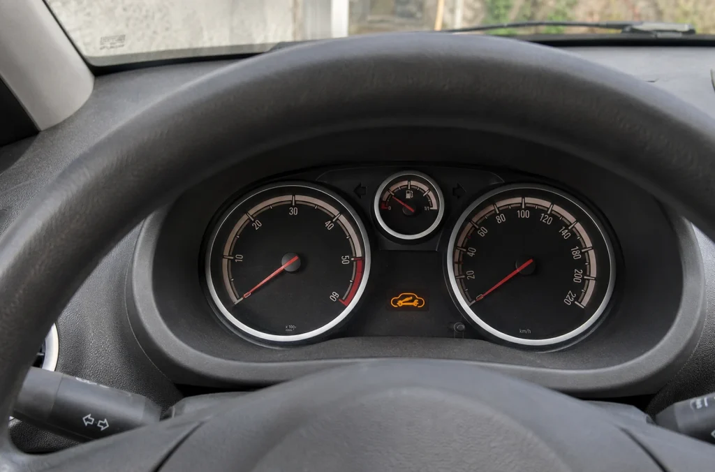 Voyant orange représentant une voiture avec une clé sur un tableau de bord Opel
