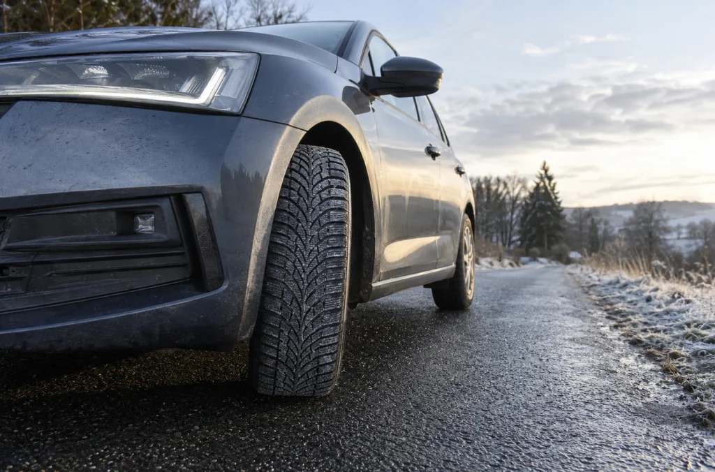 Voiture équipée de pneus hiver sur une route froide et humide